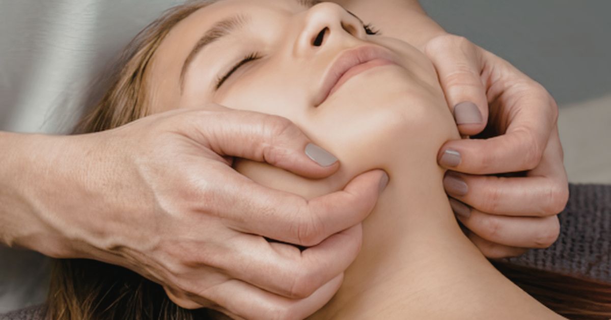 Aroma Whitening Facial